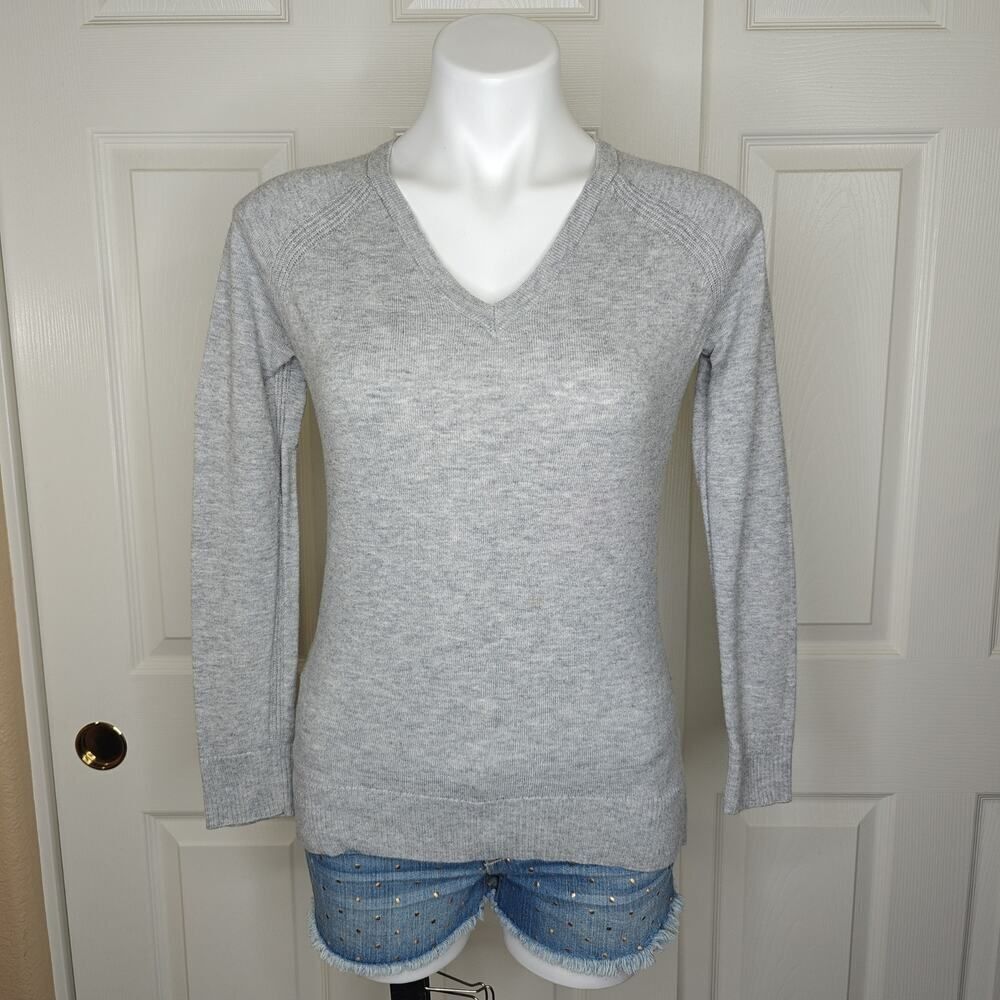 GAP Design & Crafted gray V-neck sweater sz XS